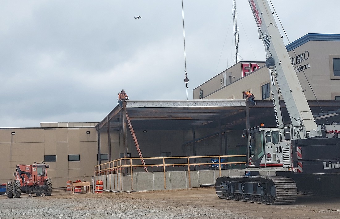 The last steel beam is put into place at Lutheran Kosciusko Hospital Wednesday for its $30 expansion project. Photo by Jackie Gorski, Times-Union