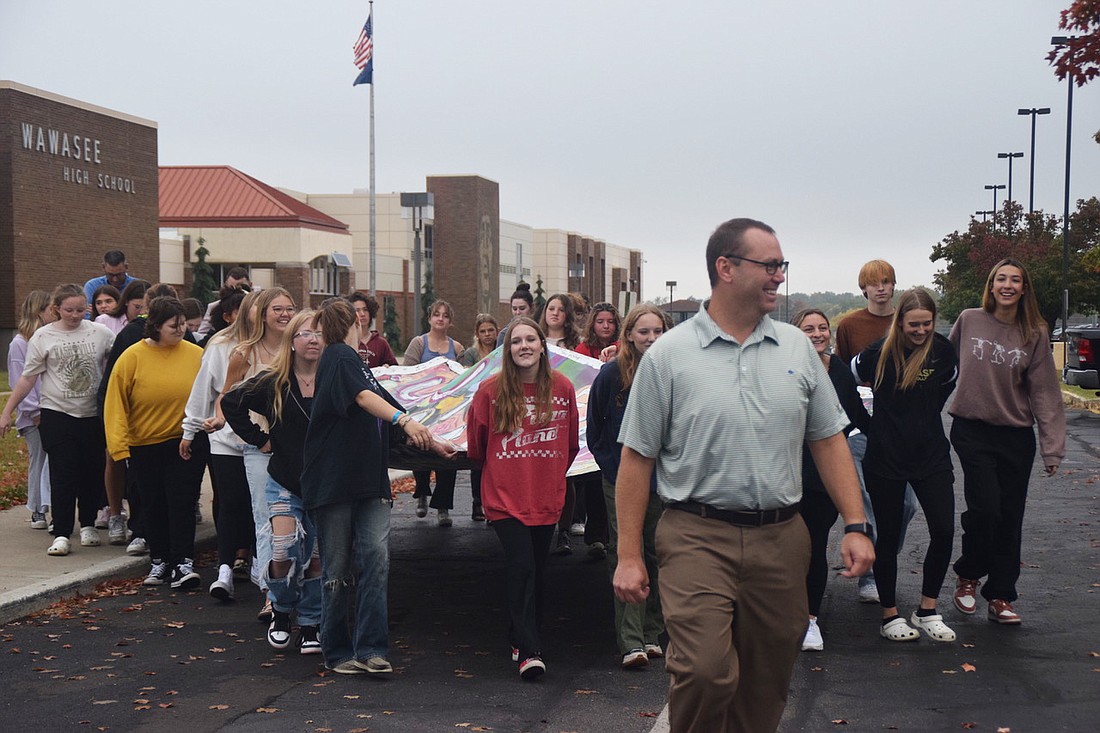 Wawasee High School Principal Geoff Walmer leads the students to the Rohr home. Photo by Lauren Zeugner, InkFreeNews