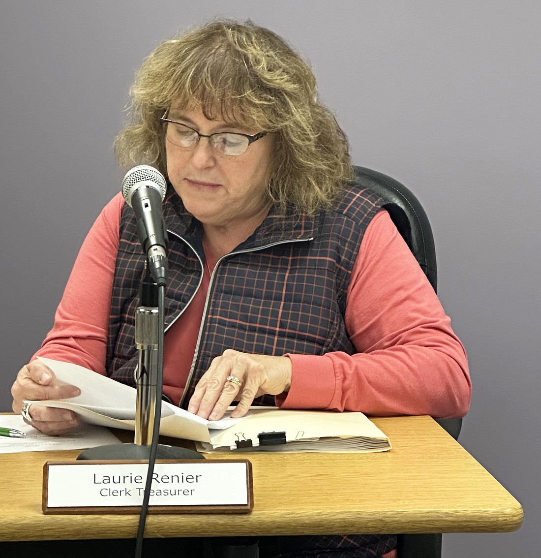 Laurie Renier reads her resignation letter as the Winona Lake clerk-treasurer to the town council Tuesday. Her resignation is effective immediately, and two of her staff members, Cindy Justice and Teena Pence, announced their resignations were effective immediately, too. Photo by David Slone, Times-Union