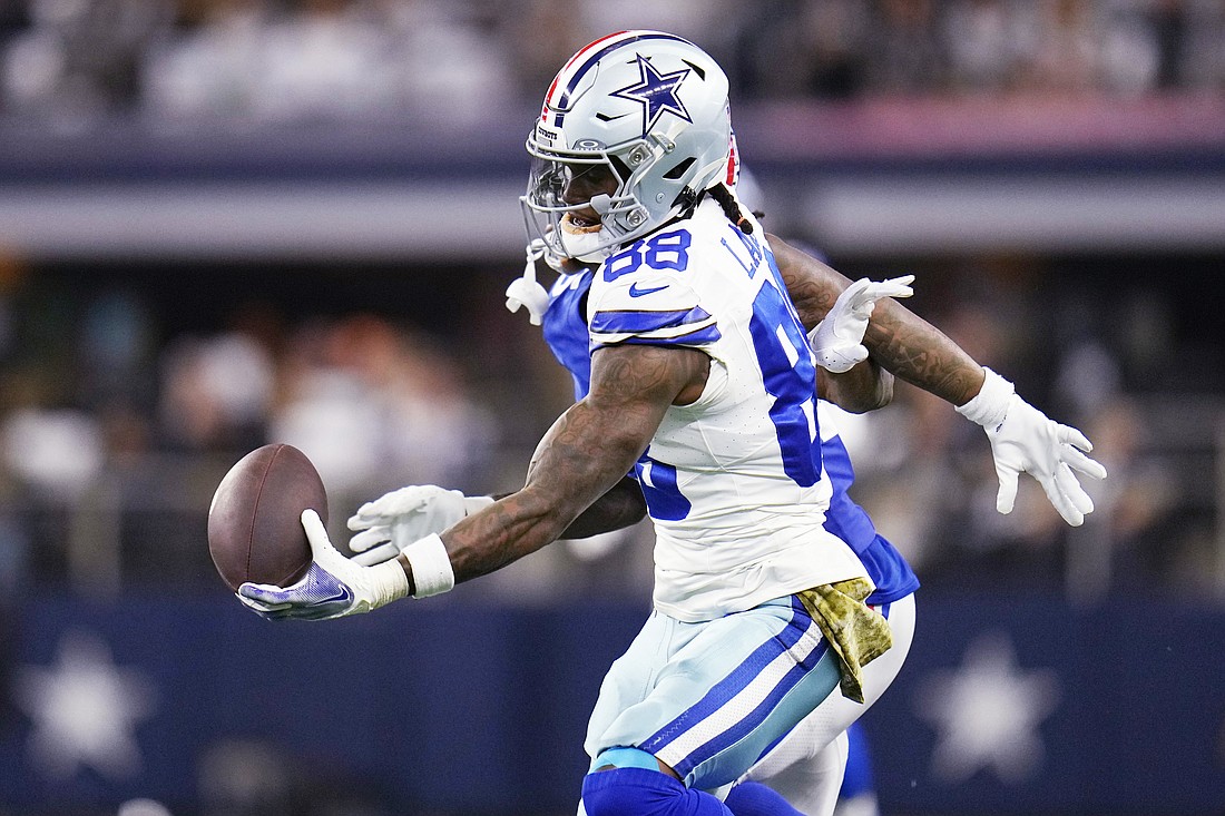 Dallas Cowboys wide receiver CeeDee Lamb (88) makes a one handed catch in front of New York Giants cornerback Deonte Banks, rear, in the first half of an NFL football game, Sunday, Nov. 12, 2023, in Arlington, Texas. (AP Photo/Julio Cortez)