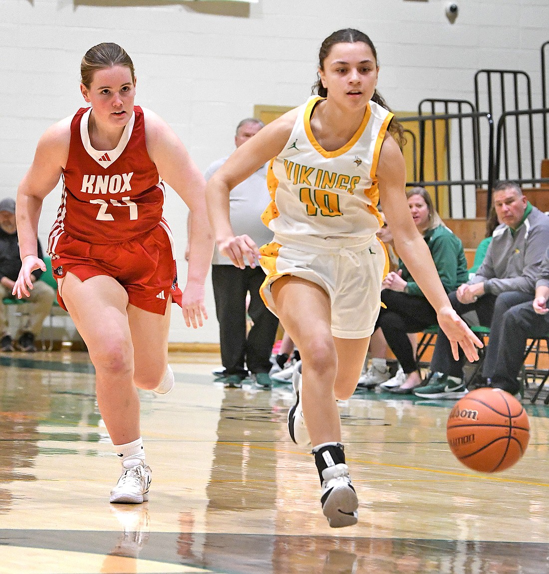 Portland Minix of Knox gives chase as Valley sophomore Gaby Gonzalez goes for a fast break during the first quarter. Photo by Gary Nieter