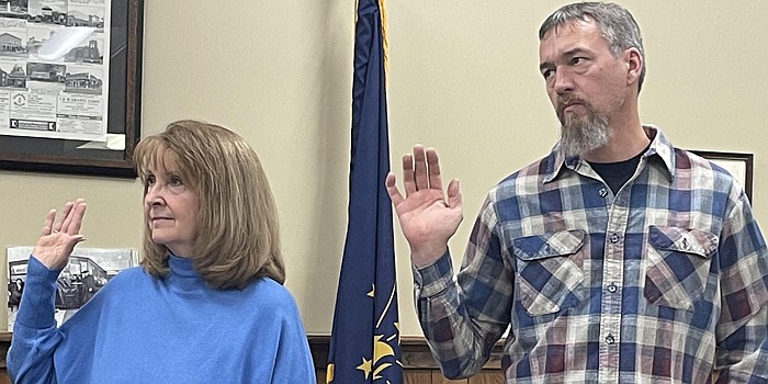 Etna Green Town Council member Susan Klinefelter and Council President Heath Roberts receive their oaths of office during Tuesday’s council meeting. Photo by Liz Shepherd, InkFreeNews