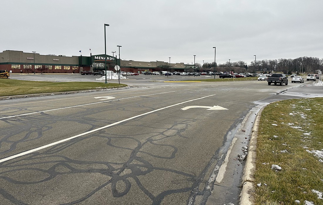 The right-turn lanes on southbound Husky Trail were discussed by the Warsaw Traffic Commission Wednesday. The right-turn lane pictured is for turning into Aldi, car wash and the bank. To turn right onto Parker Street, drivers should take the middle lane to the intersection. Photo by David Slone, Times-Union