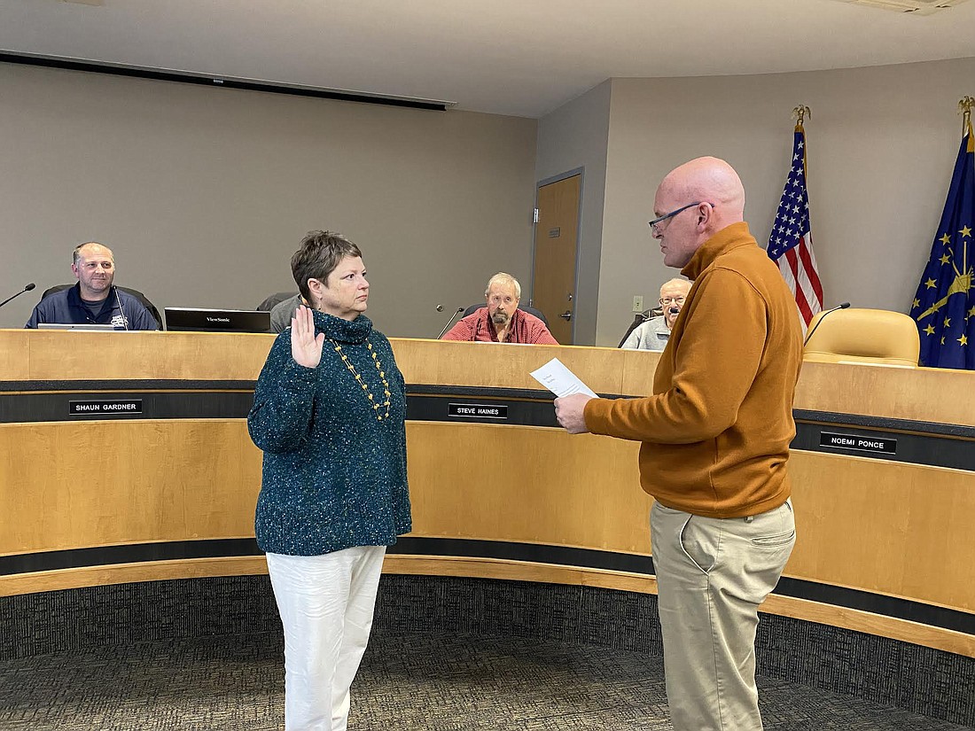 Warsaw Mayor Jeff Grose (R) swears in Michelle Boxell for a four-year term on the Warsaw Parks and Recreation Board at the board’s meeting on Tuesday. Photo by Leah Sander, InkFreeNews