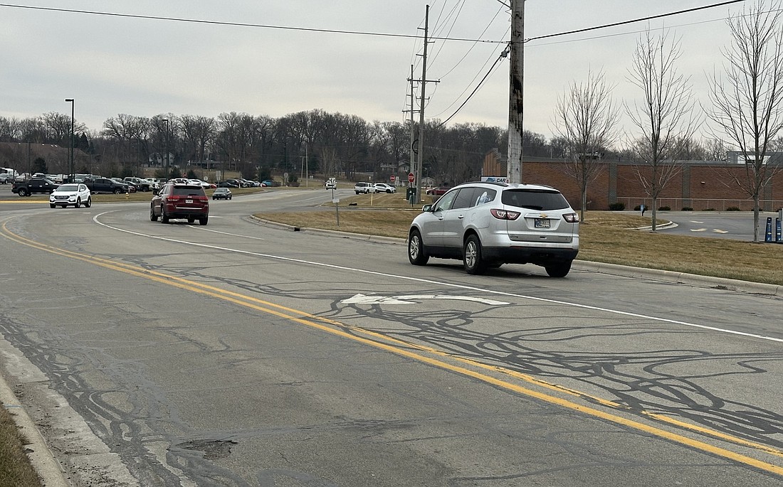 A SUV moves a lane over from the right-turn lane that goes into the Aldi’s parking lot on Husky Trail Wednesday afternoon to get into the right-turn lane that turns onto Parker Street. Photo by David Slone, Times-Union