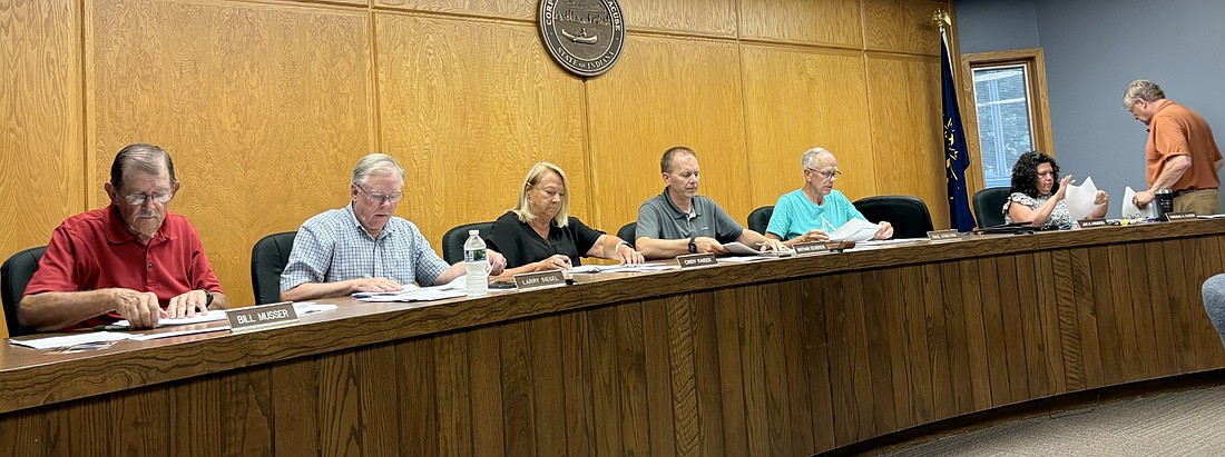 Syracuse Town Council members look over paperwork at the start of Tuesday’s meeting. Pictured (L to R) are Council members Bill Musser, Larry Siegel, Cindy Kaiser, Nathan Scherer, Paul Stoelting; Clerk-Treasurer Virginia Cazier and town attorney Jay Rigdon. Photo by Denise Fedorow