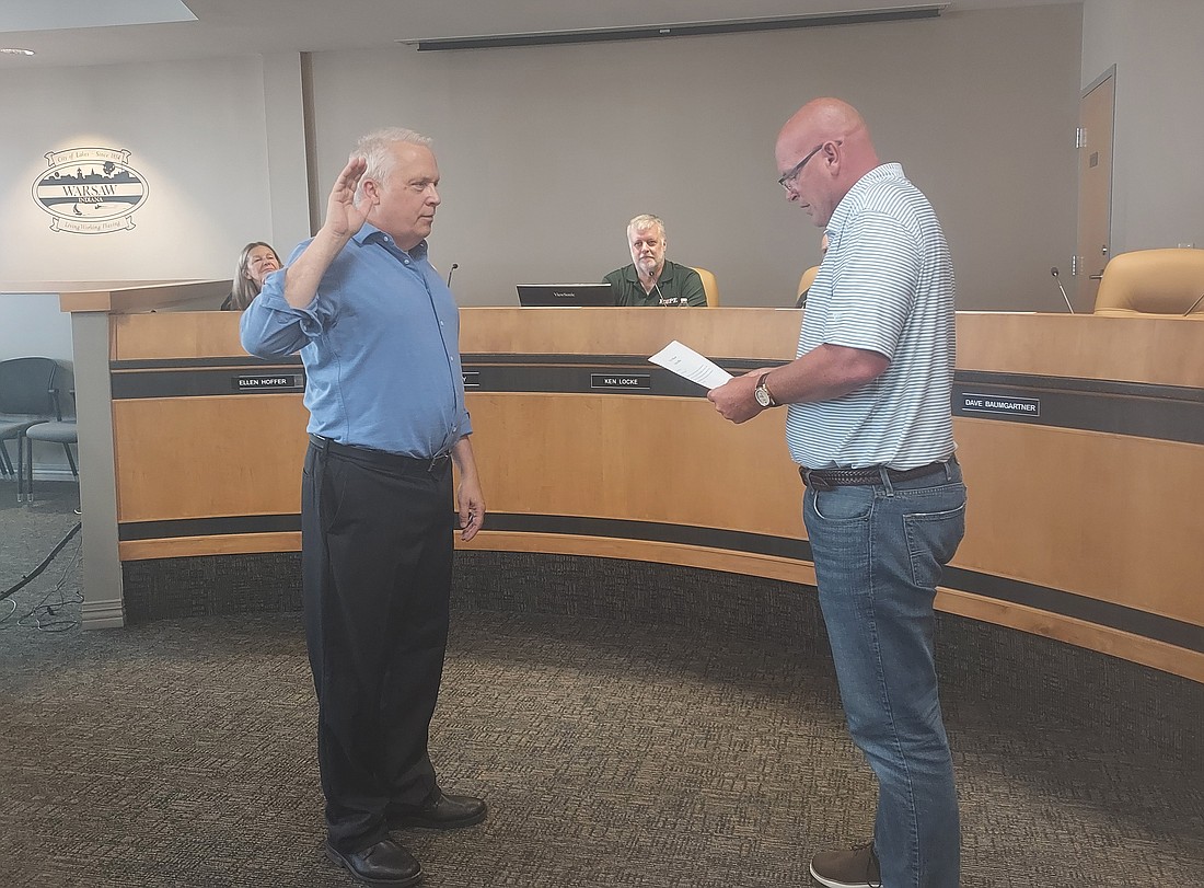 Warsaw Mayor Jeff Grose (R) swears in Don Guthrie to the Oakwood Cemetery Board of Regents Thursday. Photo by Jackie Gorski, Times-Union