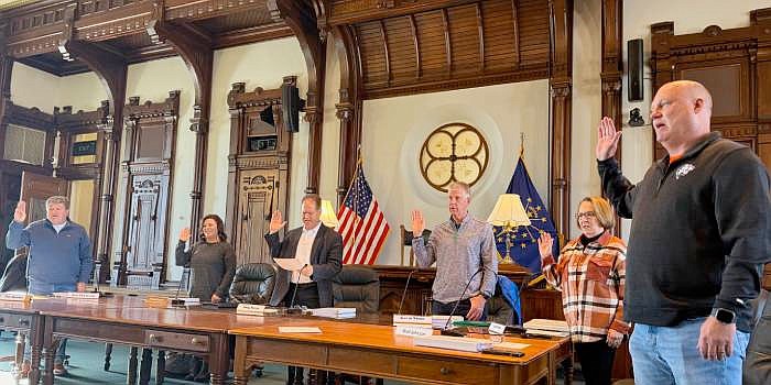 (L to R) Dan Thystrup, Rachael Rhoades, Doug Hanes, Kevin Stone, Jan Orban and Brad Johnson take their oaths of office. Photo by Madison Hart, InkFreeNews