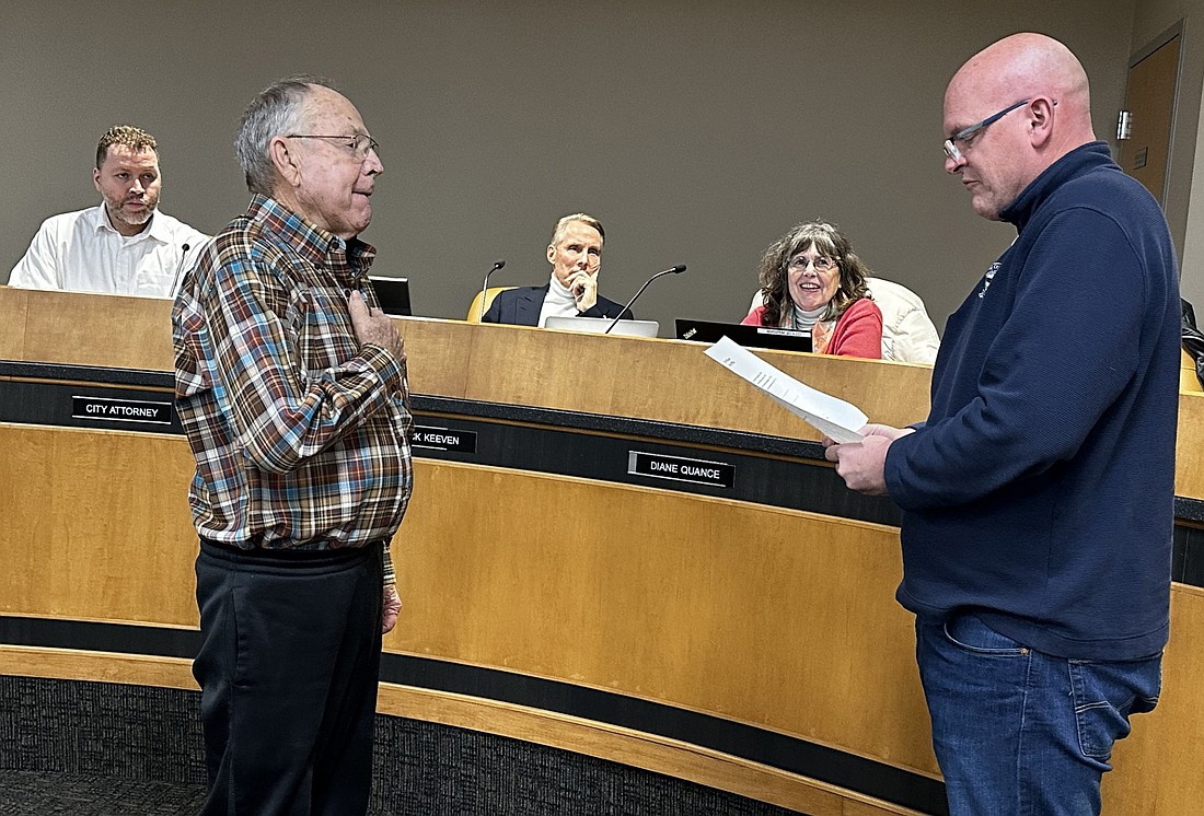 Warsaw Mayor Jeff Grose (R) gives the oath of office to Jim Gast (L) for another term on the Warsaw Plan Commission. Seated (L to R) are City Planner Justin Taylor, Commission President Rick Keeven and Vice President Diane Quance. Photo by David Slone, Times-Union