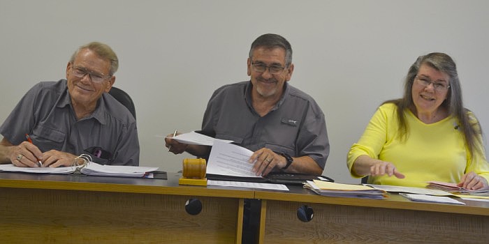 Pictured (L to R) are Leesburg Town Council President Tom Moore, Councilman Mitch Rader, Council Vice President Christina Archer. Photo by Lasca Randels, InkFreeNews