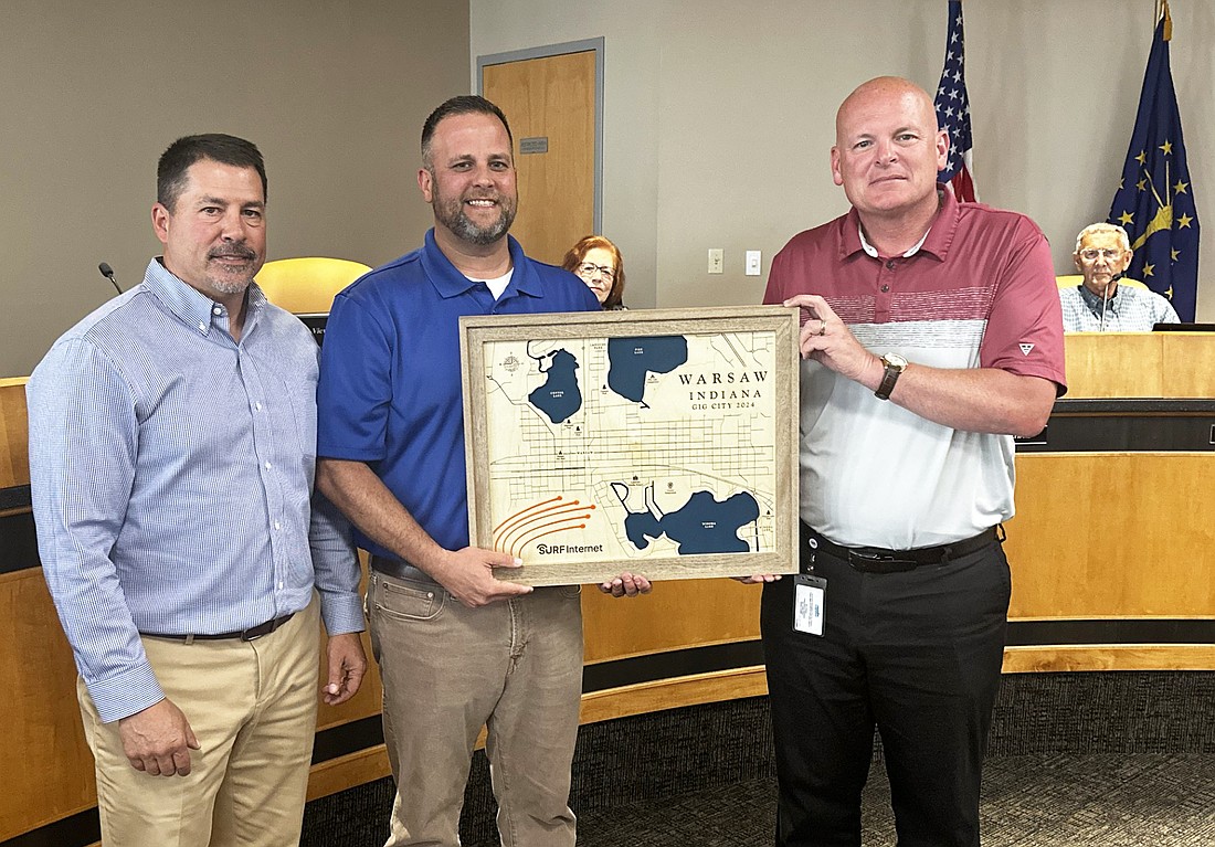 Surf Internet presented a “Gig City” plaque to Warsaw Mayor Jeff Grose and the Common Council at Monday night’s council meeting. Pictured (L to R) are, standing: Scott Franko, Surf Internet director of business development; Jordan Holzwart, Surf Internet regional market manager; Grose; sitting: Councilwoman Cindy Dobbins and Councilman Juergen Voss. Photo by David Slone, Times-Union