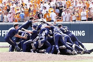 Notre Dame Stuns Tennessee, Advances To World Series